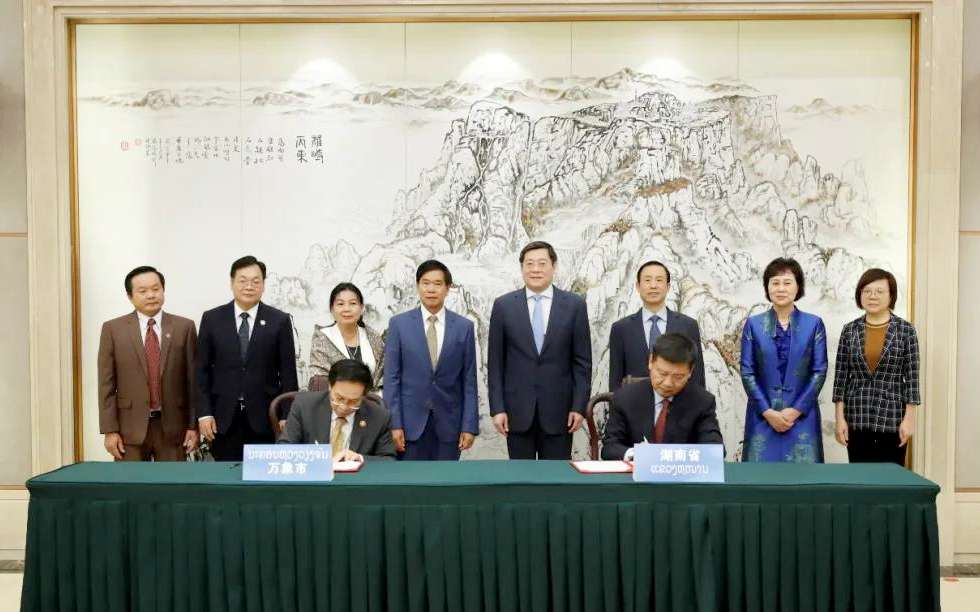 盈峰環(huán)境向老撾萬象捐贈7臺環(huán)衛(wèi)裝備，助力“一帶一路”建設(shè)