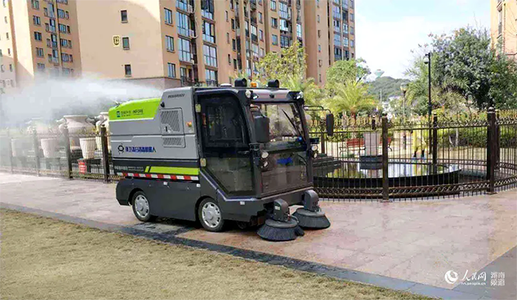 人民網(wǎng)報道：抗擊疫情，環(huán)衛(wèi)機器人顯身手
